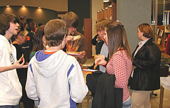 Students eating - generic shot.