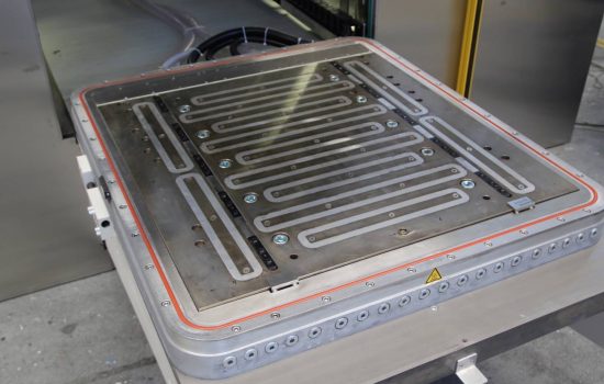 As some work pieces have to be given a Teflon core, the lower magnetic clamping plate (in photo) with the corresponding mould half can be pulled out to the front.
