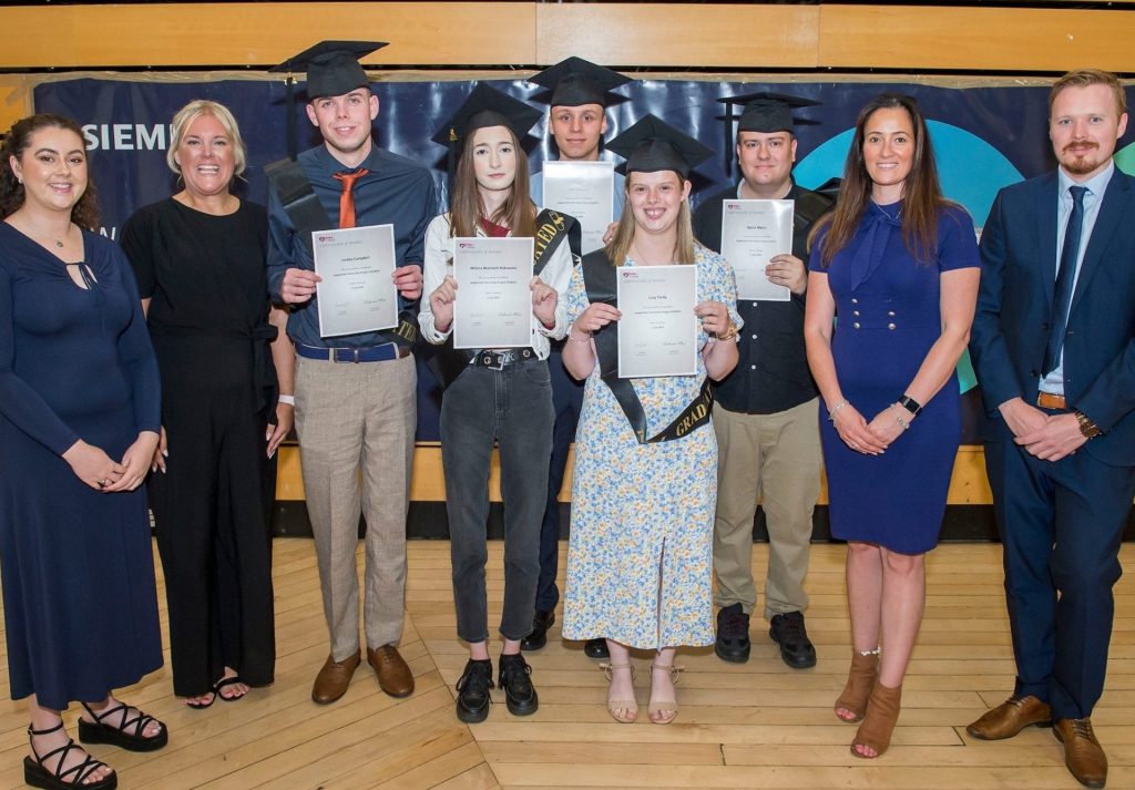 Young people graduate from Siemens Mobility programme at major manufacturing site