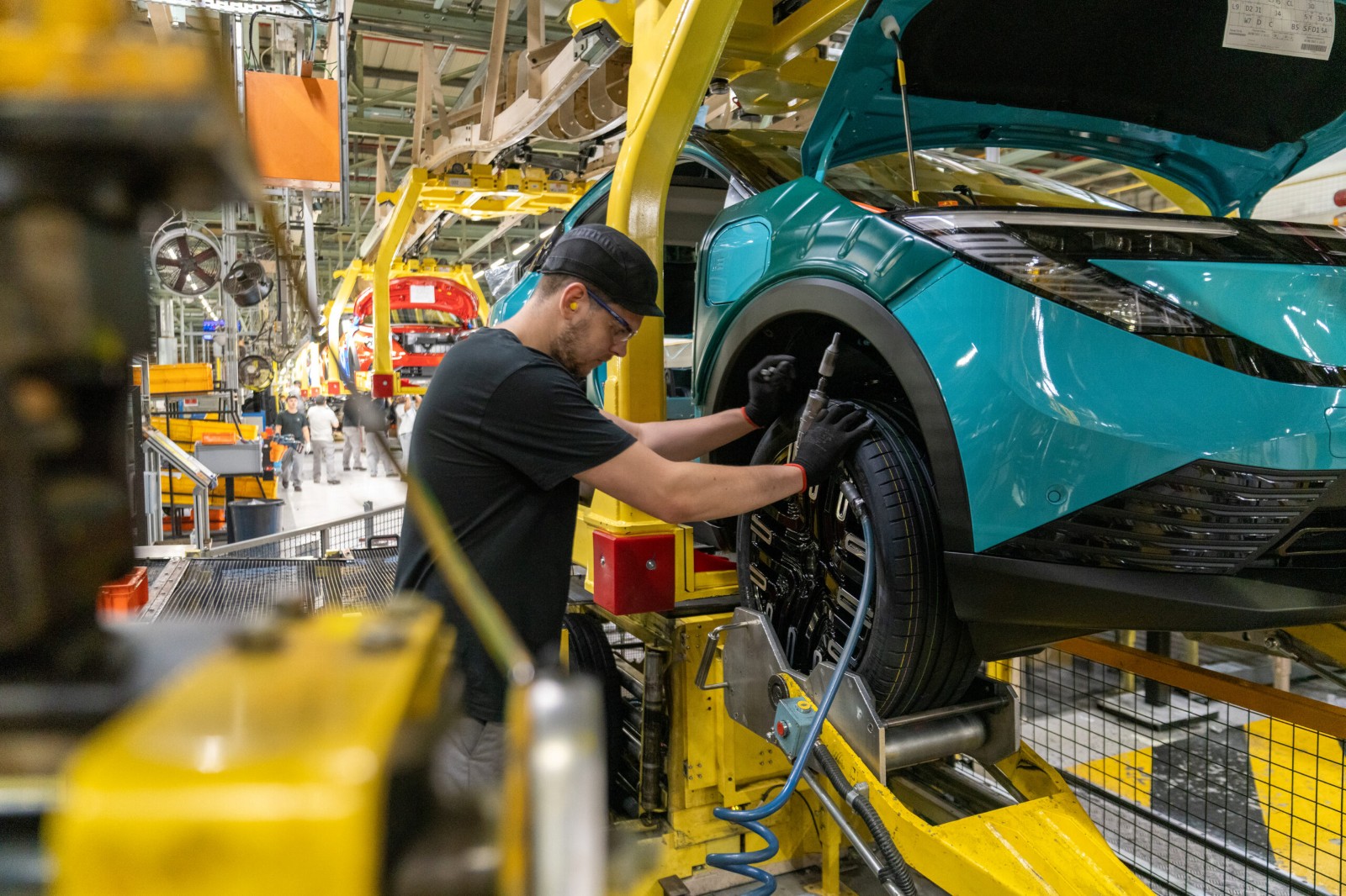Cyber disruption, tariffs and restructuring drive 15.5% fall in UK vehicle production